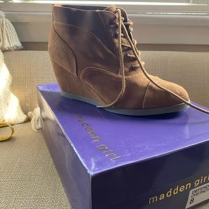 Madden Girl Defender 3inch bootie in Chestnut